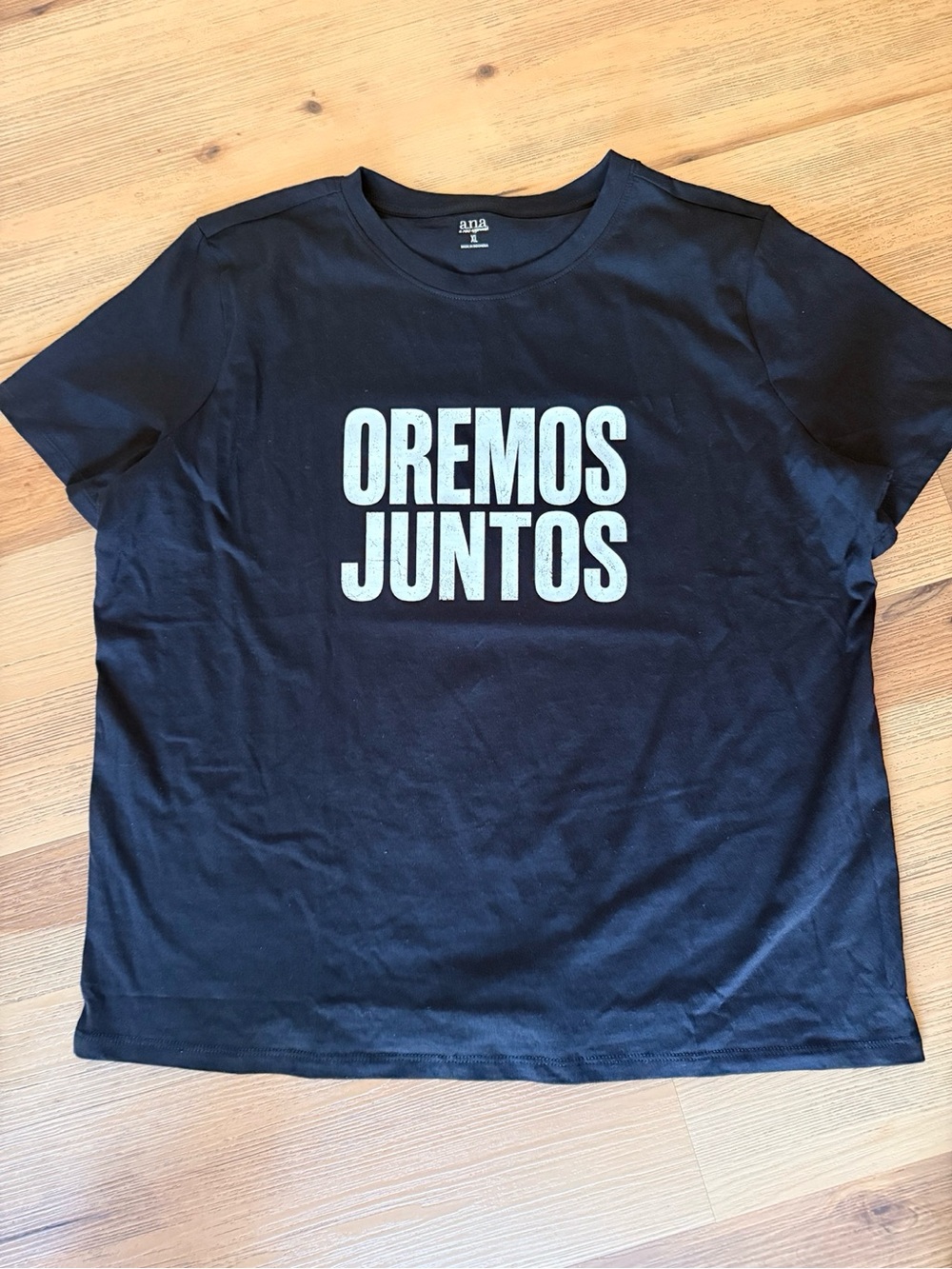 a.n.a Black Tee with White 'OREMOS JUNTOS' Graphic for ladies.